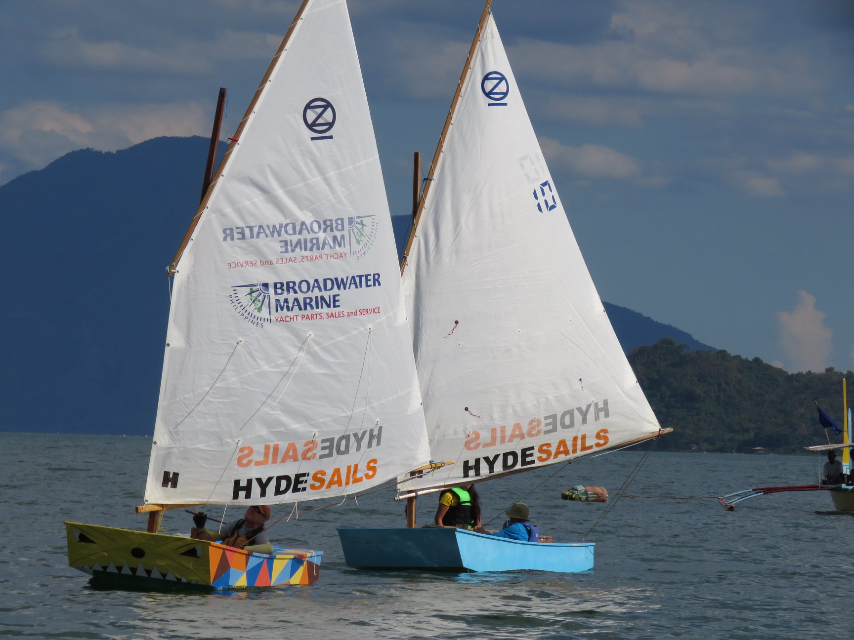A singlehanded Oz Goose and a double hand Oz Goose fighting it out - not very crew weight sensitive